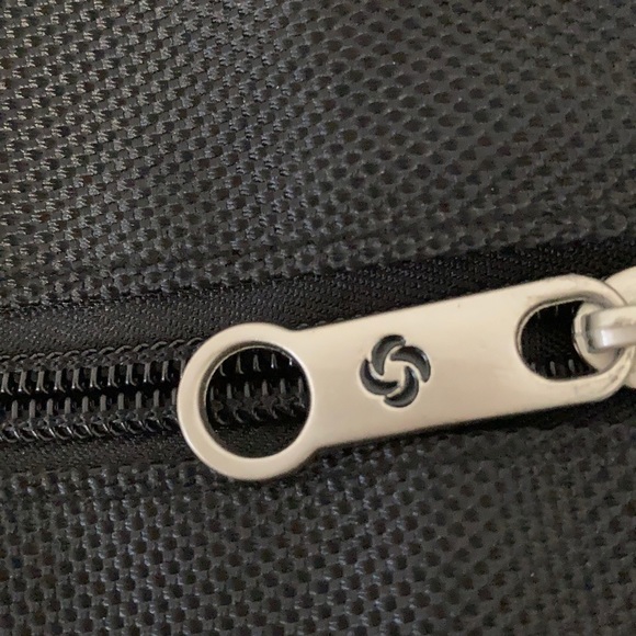 Samsonite [travel] bag. Comes with BONUS passport travel wallet! Unisex. - Picture 4 of 11